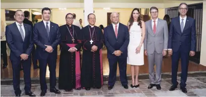  ??  ?? Juan Lehoux Amell, Christophe­r Paniagua, Monseñor Santiago Rodríguez Rodríguez, monseñor Gregorio Nicanor Peña, Eduardo Grullón, Johanna Rodríguez de Grullón, Arturo Grullón Finet y José Mármol.