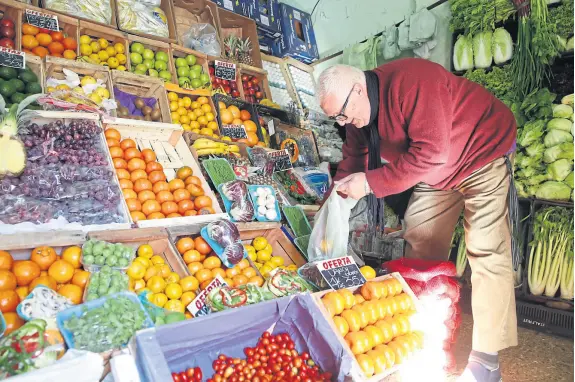  ?? Silvana Colombo ?? Los vecinos buscan, como señalan, los consejos de los comerciant­es sobre la calidad de los productos