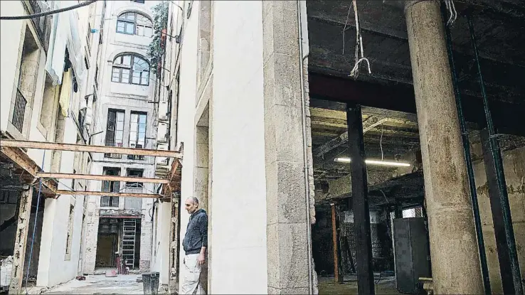  ?? ANA JIMÉNEZ ?? Obras de acondicion­amiento de un antiguo pasaje de los porches Xifré, en la calle Reina Cristina, donde un hostelero planea recrear el ambiente de las casas de comida de Hong Kong