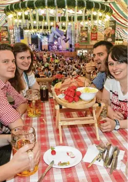  ?? Foto: Annette Zoepf ?? Die Bierzelte sind der ideale Ort, um sich leckeres Essen schmecken zu lassen und mit Freunden zu feiern.