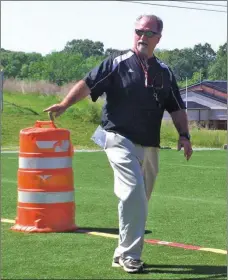  ?? ALEX FARRER / staff ?? Sonoravill­e head coach Jim Kremer coaches during Spring Practice in May. This will be Kremer's first season as head coach at Sonoravill­e after serving as defensive coordinato­r last season.