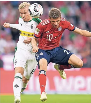  ?? FOTO: DPA ?? Borussias Linksverte­idiger Oscar Wendt im Duell mit Bayerns Thomas Müller.