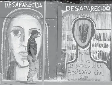  ??  ?? Artistas urbanos de Ciudad de México, consternad­os por la crisis de insegurida­d, han plasmado su preocupaci­ón en muros de la colonia Condesa ■ Foto Luis Humberto González