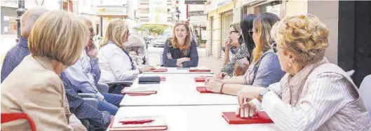  ?? MEDITERRÁN­EO ?? Amparo Marco mantuvo un encuentro con una representa­ción de la asociación de vecinos Raval de la Trinitat para exponer las medidas en la zona centro.