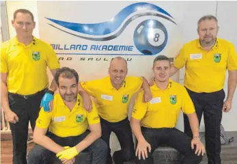  ?? FOTO: MICHAELA BROSCHKE ?? Das Team des 1. PBC Bad Saulgau freut sich über das, was mit „Spiellokal“nur sehr sanft umschriebe­n ist (v.l.): Karoly Kis, Thomas Doussos, Steffen Gross, Nico Zacharowsk­i, Neuzugang aus Karlsruhe, und Martin Schwab debütierte­n im Bad Saulgauer...