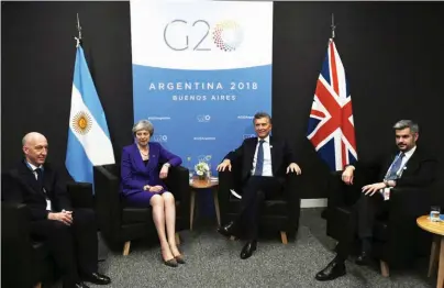  ?? BRITISH EMBASSY TWITTER ACCOUNT ?? British Prime Minister Theresa May (second from left) meets with President Mauricio Macri (right) on the sidelines of the G20 Leaders Summit. Also pictured are London’s Ambassador to Buenos Aires Mark Kent (far left) and Cabinet Chief Marcos Peña (far right).