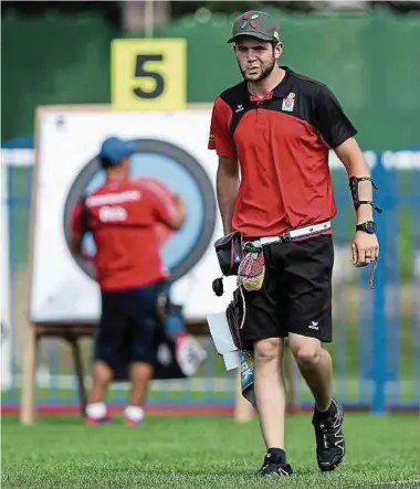  ?? Foto: Yann Hellers ?? Bogenschüt­ze Pit Klein kann seiner Sportart wieder nachgehen, aber nicht im Wettkampf.