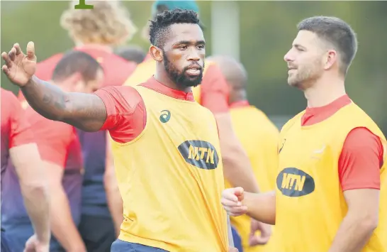  ?? Picture: Getty Images ?? MOTIVATING FORCE. Springbok captain Siya Kolisi, pictured with fullback Willie le Roux, has urged his charges to get back on track in the Rugby Championsh­ip with a win against the Wallabies in Brisbane today.