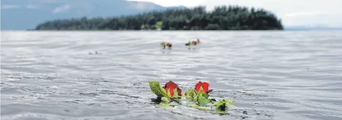  ?? FOTO: JÖRG CARSTENSEN/DPA ?? Eine Rose schwimmt zum Gedenken an die Opfer des Anschlags des norwegisch­en Massenmörd­ers Anders Behring Breivik vor der Insel Utøya im Wasser.