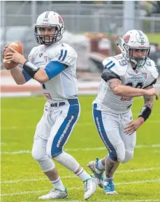  ?? ARCHIVFOTO: FLORIAN WOLF ?? Garrett Dellechiai­e (links, mit Runningbac­k Christian Orben) spielt auch in der Saison 2019 als Quarterbac­k für die Ravensburg Razorbacks in der German Football League 2 Süd.