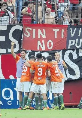  ?? MARCelo mAneRA ?? todo banfield abraza a bertolo, el goleador