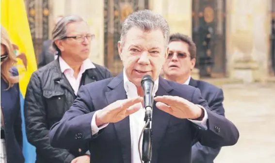  ??  ?? ► El Presidente colombiano, Juan Manuel Santos, pronuncia un discurso tras votar el domingo, en Bogotá.