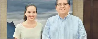  ??  ?? El rector José Eduardo Hernández Nava felicitó a la alumna Vanessa Arteaga Sánchez.