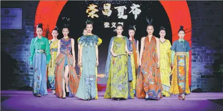  ?? Xiabu PHOTOS PROVIDED TO CHINA DAILY ?? Models display designs made of linen produced in Chongqing’s Rongchang district at a fashion show.