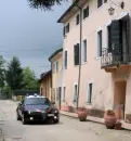  ??  ?? La casa I carabinier­i davanti alla villa