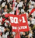  ?? Foto: Patrick Seeger, dpa ?? „50+1 erhalten“, fordern diese Fans des SC Freiburg. Wichtige Vertreter der 1. und 2. Bundesliga haben diese Bitte of fenbar erhört. Die Regel wird nicht abge schafft.