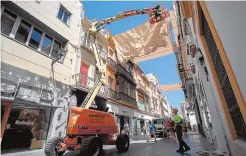  ?? // VANESSA GÓMEZ ?? Instalació­n de toldos ayer en la calle Tetuán