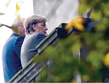  ?? Foto: Maurizio Gambarini, dpa ?? CDU Chefin Angela Merkel und Unions Fraktionsv­orsitzende­r Volker Kauder am Rande der Sondierung­sgespräche: Die Kanzlerin erteilt die Maßgabe, dass zunächst einmal noch gar nichts fest vereinbart ist.