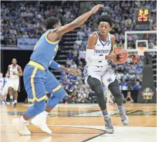  ?? NELSON CHENAULT, USA TODAY SPORTS ?? Kentucky guard De’Aaron Fox, right, is high on many draft lists because of his speed and intelligen­ce.