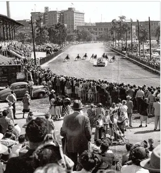  ?? DAYTON DAILY NEWS ARCHIVE ?? A crowd watches the start of a harness race at the 1950 Montgomery County Fair. The dismantlin­g of venues at the Fairground­s is set to begin shortly after this week’s County Fair.