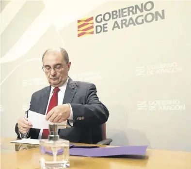  ?? ÁNGEL DE CASTRO ?? El presidente de Aragón, Javier Lambán, ayer, tras la videoconfe­rencia con Sánchez y los líderes autonómico­s.