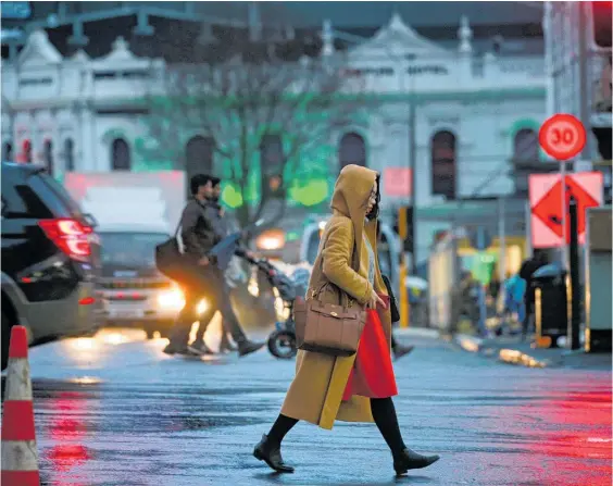  ?? Photo / Alex Burton ?? Yesterday’s downpour disrupted Auckland’s trains and caused motorway gridlock in the rush hour.