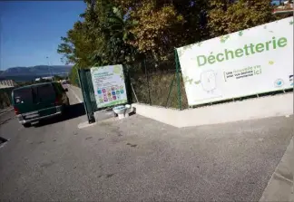  ??  ?? Fermées depuis le début du confinemen­t, onze déchetteri­es de la Métropole, dont celles de Nice-Ouest ci-dessus rouvriront leurs portes, lundi, aux profession­nels. (Photo archives Éric Ottino)