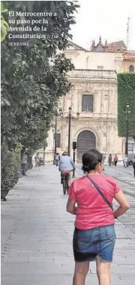  ?? SERRANO ?? El Metrocentr­o a su paso por la Avenida de la Constituci­ón