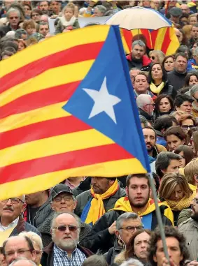  ??  ?? In piazza
La bandiera della Catalogna in un corteo a Barcellona (Foto Reuters)