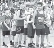  ?? Photo by Bob Parana ?? The Elkers fourth graders prepare for an inbounds play during their 31-12 win over Johnsonbur­g on Saturday.
