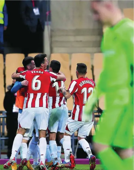  ??  ?? Los jugadores del Athletic Club celebran un gol, con Ter Stegen difuminado en primer plano