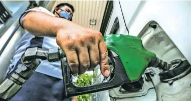  ??  ?? FUEL HIKE – A gas boy fills up a vehicle at a Quezon City gas station a day before oil companies hike fuel prices. Effective today, the pump price of diesel products will increase by ₱2.10 per liter, gasoline products by ₱1.75, and kerosene products by ₱2.65 per liter. (Alvin Kasiban)