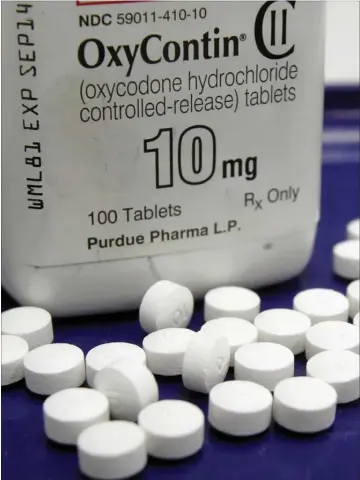  ??  ?? Purdue Pharma står bag det smertestil­lende middel OxyContin. 300.000 mennesker menes at have mistet livet i USA siden 2000 som følge af misbrug af receptplig­tig smertestil­lende medicin, heriblandt OxyContin. Arkivfoto: AP