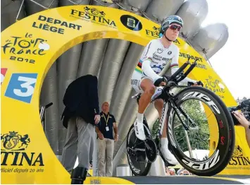  ?? Foto: Guillaume Horcajuelo, dpa ?? Tony Martin (hier beim Tour Start im vergangene­n Jahr) zählt zum Auftakt der Rundfahrt zu den Favoriten auf das erste Gelbe Tri kot. Dabei sollen ihn bis zu 700000 Fans unterstütz­en.