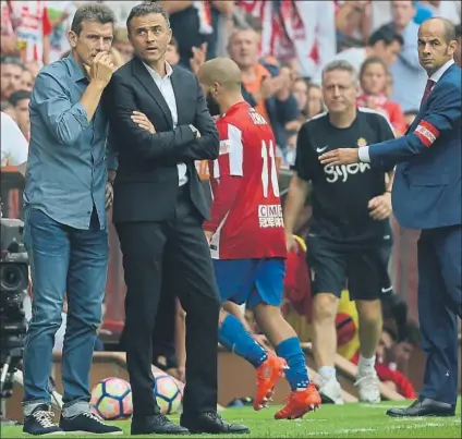  ?? FOTO: MANEL MONTILLA ?? Unzué le hace una observació­n a Luis Enrique tras la expulsión de Lora El partido iba 0-2 y el Barça logró tres goles más