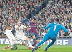  ??  ?? DOBLETE. Suárez doblegó al Madrid, con dos goles, el miércoles.