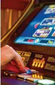  ?? Symbolfoto: Ole Spata/dpa ?? Neue Casinos mit Spielautom­aten soll es in einer festgelegt­en Zone in der Ulmer Innenstadt nicht geben – genauso wenig wie Wettbüros. Die beiden bestehende­n (siehe Karte) genießen aber Bestandssc­hutz.