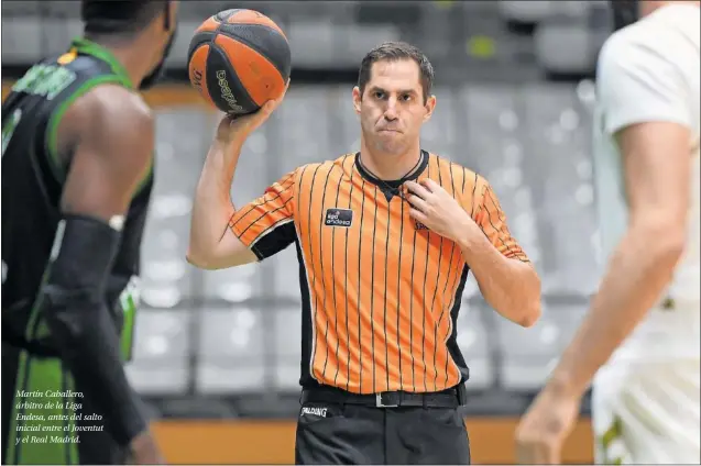  ?? ?? Martín Caballero, árbitro de la Liga Endesa, antes del salto inicial entre el Joventut y el Real Madrid.