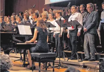  ?? FOTO: HELMUT VOITH ?? Mit einem authentisc­hen, mitreißend­en Konzert hat der Chor „Mundwerk“begeistert, am Piano Chorleiter­in Adriana Lang.