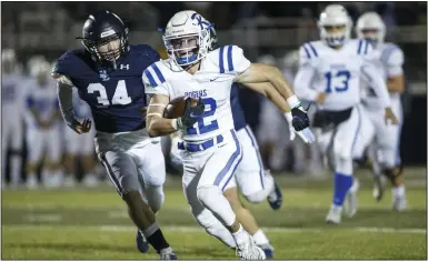  ?? (Special to the NWA Democrat-Gazette/David Beach) ?? Kade Seldomridg­e (12) and the Rogers Mounties can assure themselves of a No. 3 seed in the 7A-West with a win of nine points or more over Rogers Heritage on Friday.