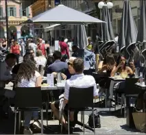  ?? (Photo Frantz Bouton) ?? Bars, restaurant­s... Tout le monde en terrasse le er juillet.