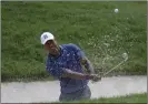  ?? FOTO: DARRON CUMMINGS/AP/TT ?? Tiger Woods hamnade nere i en
■ bunker på det fjärde hålet.