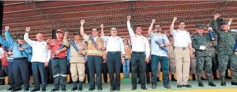  ?? FOTO: JOHNY MAGALLANES ?? El presidente Juan Orlando Hernández entregó pergaminos a las institucio­nes de Conapremm.