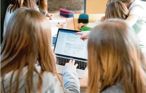  ?? Foto: Daniel Reinhardt, dpa ?? Ein Laptop gehört heute für viele Schüler und Studierend­e zur Grundausst­attung. Die Rechner werden, wie hier auf dem Bild in einem Hamburger Gymnasium, oft schon in der Unterstufe eingesetzt. Gut zu wissen für Eltern: Zu Lernzwecke­n tut es oft schon ein günstiges Gerät.