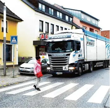  ?? Foto: Ursula Katharina Balken ?? Diese Frau geht beim Überqueren der Ulmer Straße in Vöhringen auf Nummer sicher, sie hat mit dem Fahrer des Lastwagens Blickkonta­kt. Das Fahrzeug stoppte in diesem Fall vorschrift­smäßig.