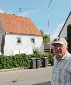  ??  ?? Beim ersten Blick möchte man es kaum glauben. Das Haus am Übergang der Brühl straße in die Synagogeng­asse hat eine besondere historisch­e Bedeutung. Rechts Willi Fischer, Vorsitzend­er des Krumbacher Heimatvere­ins.