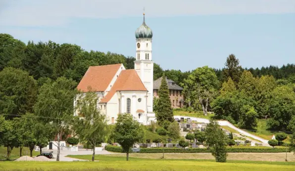  ?? Foto: Hieronymus Schneider ?? Malerisch liegt das Ziel Kirch-Siebnach vor Augen. Die Wallfahrts­kirche St. Georg wurde im Jahr 1238 erstmals urkundlich erwähnt.