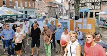  ?? FOTO: NORBERT PRÜMEN ?? Das Abschlussp­lenum von Oedt live: VIele Oedter wünschen sich Nachbarsch­aftsläden und eine Beruhigung der vielbefahr­enen Ortsdurchf­ahrt.