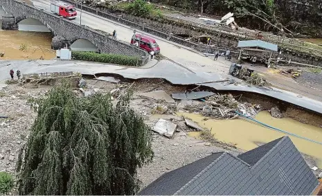  ?? Foto: 2x Reuters ?? Katastrofa Jednou z nejpostiže­nějších obcí je německý Schuld v okrese Ahrweiler v Porýní-Falci.