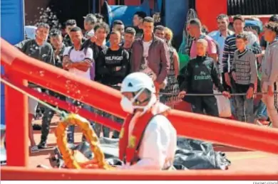  ?? ERASMO FENOY ?? Menores rescatados de una patera en el Estrecho a su llegada al Puerto de Algeciras.